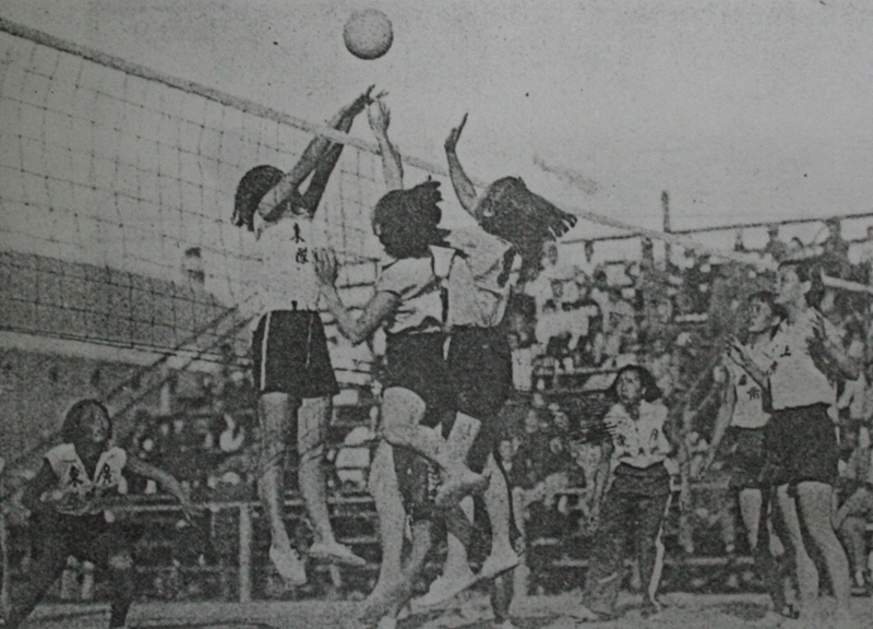 1935年第六届全国运动会女排上海对广东决赛    出版社供图