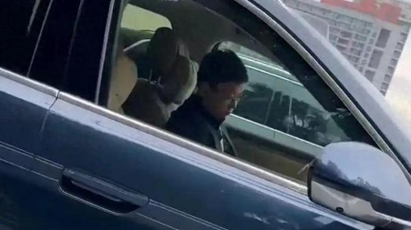 配资开户知识网 深圳交警回应“余承东疑似开车睡觉”：睡觉等行为影响安全，不允许